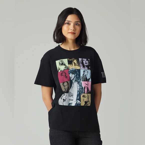 ✨OFFICIAL TOUR MERCH✨Taylor Swift Black Eras Tour T-Shirt - Picture 1 of 7